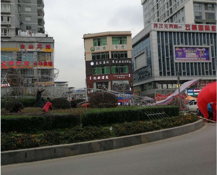 大转盘灯饰,是县城灯饰美景之一,还在安装中就吸引不少市民围观,期待