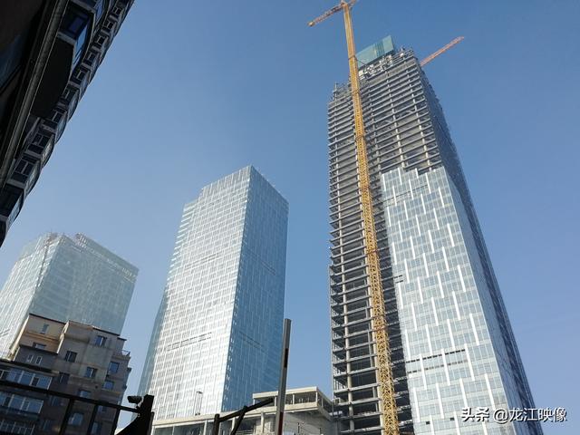 这里建的是一栋高288米的高楼,是哈尔滨市目前最高楼体.