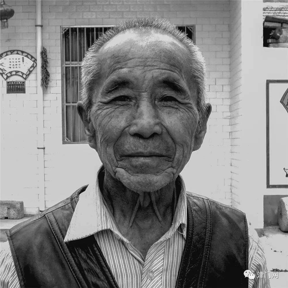 【黑白影像】范相辉摄影作品赏析 ·《集市的老人》