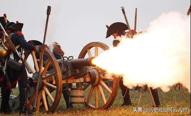 普军炮兵开始移动火炮位置,四门铸造精良的新型奥地利12磅火炮被运送