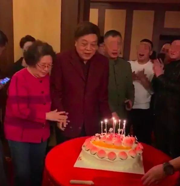 77岁赵忠祥过生日妻子张美珠近照曝光!曾是名嘴!结婚51年仍恩爱