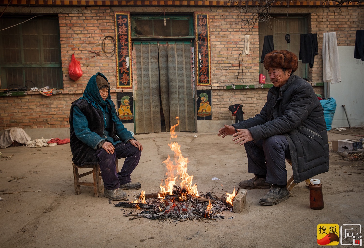 华北冬日里的村民,户外取暖打麻将,还办篝火晚会|图集