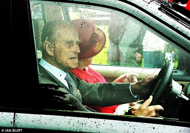 97歲的菲利普親王出車禍，人雖沒事，但自己開車這點樂子要保不住了 新聞 第8張