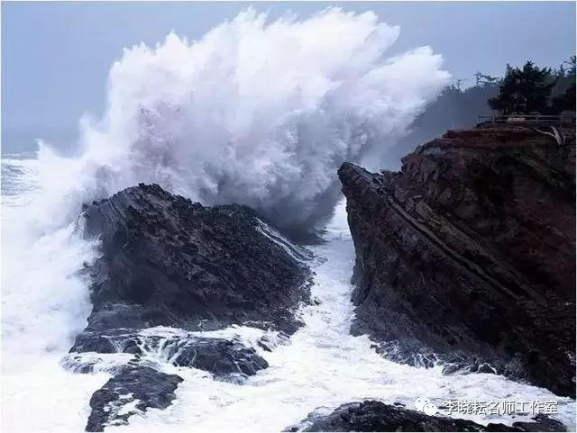 海岸侵蚀地貌由海蚀作用(包括波浪冲击,岩石碎块的磨蚀及海水的溶蚀