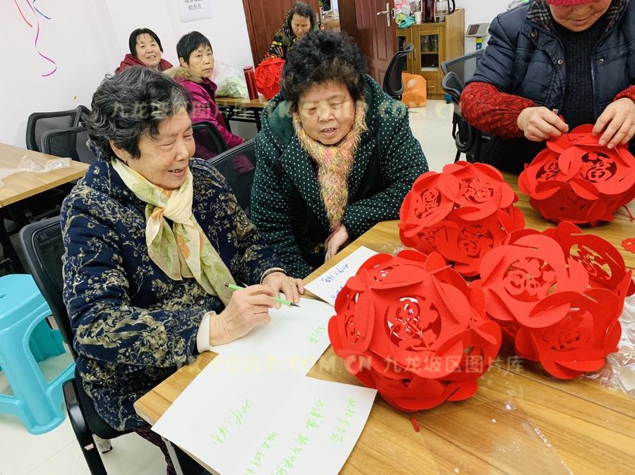 制燈籠、寫祝福  重慶水碾社區歡樂迎新春 新聞 第3張