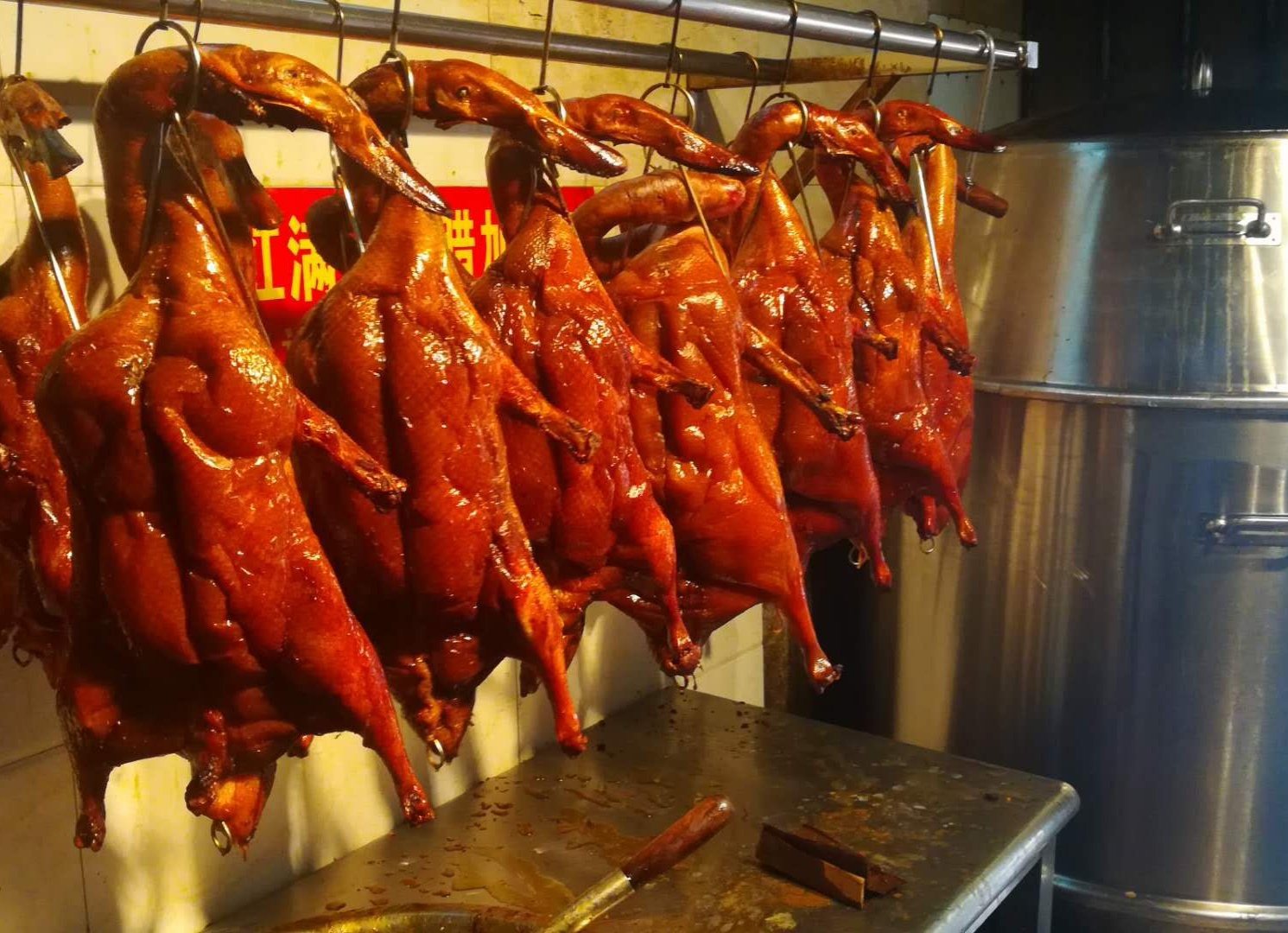 江汉路烤鸭之王再次开门，一家店养刁了一座城市的胃口。