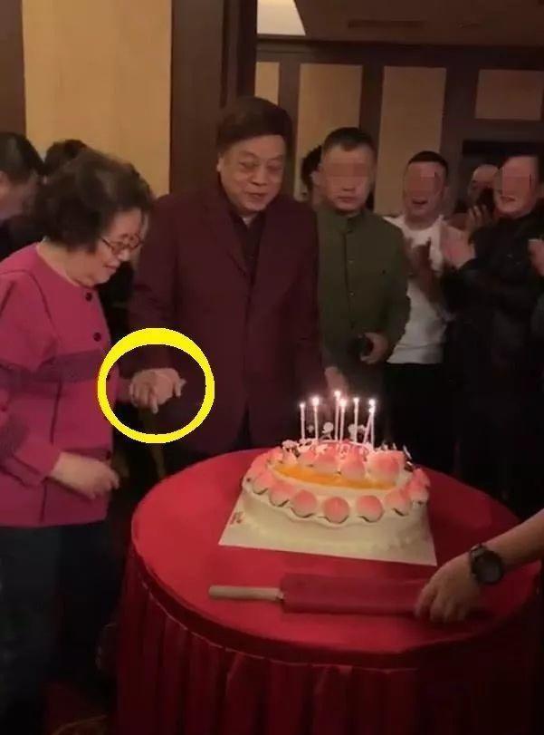 77岁赵忠祥过生日妻子张美珠近照曝光!曾是名嘴!结婚51年仍恩爱