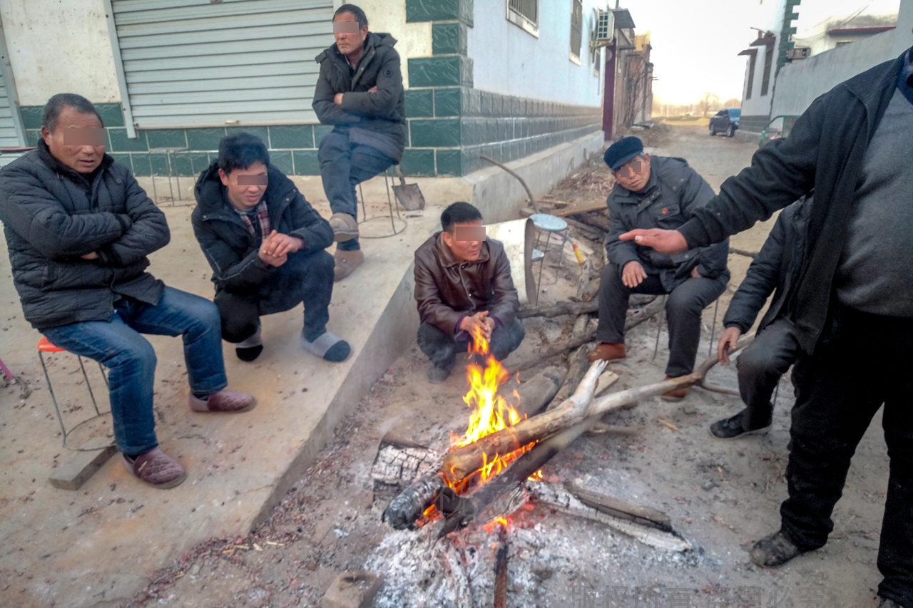 寒冬腊月三九天,农村人们街头烤火取暖却害怕拍照