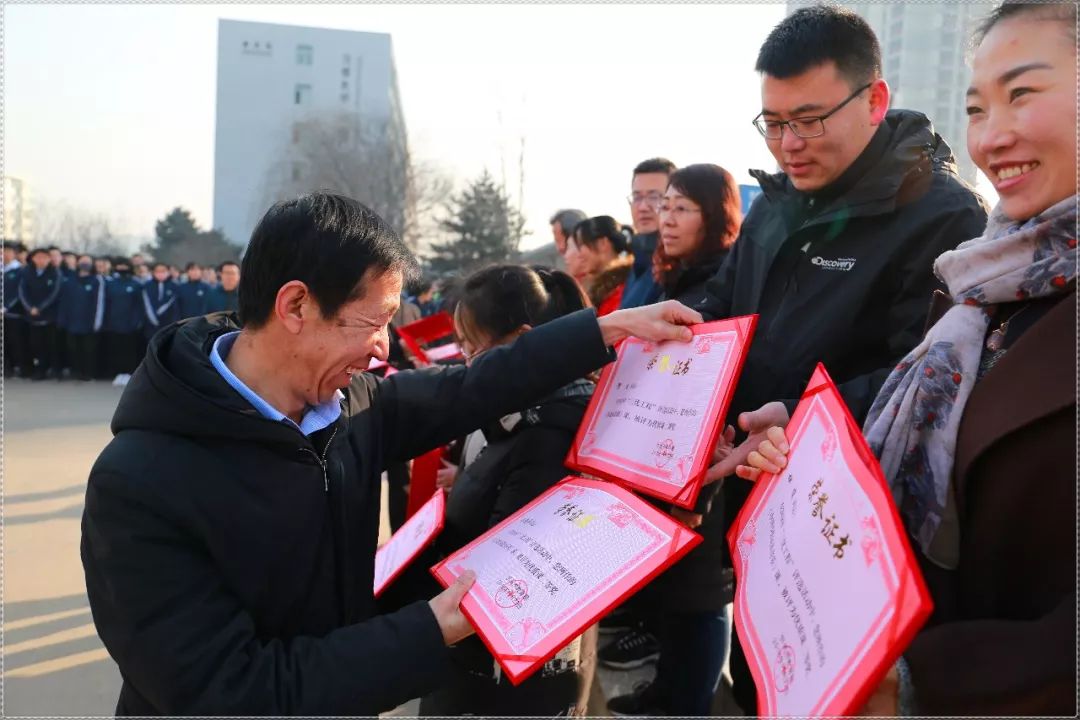 彭占明副校长为获奖教师颁奖▲田文生副校长为获奖教师颁奖▲合影