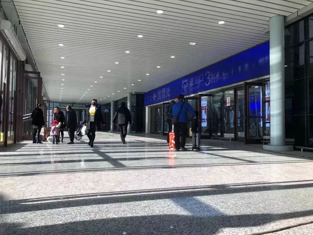 自去年10月25日开始,沈阳北站南进站口一层,二层进行扩建改造.