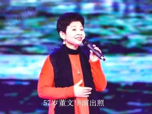 董文华的老公叫张楠,曾是一位电视剧导演,两人是沈阳军区前进歌舞团时