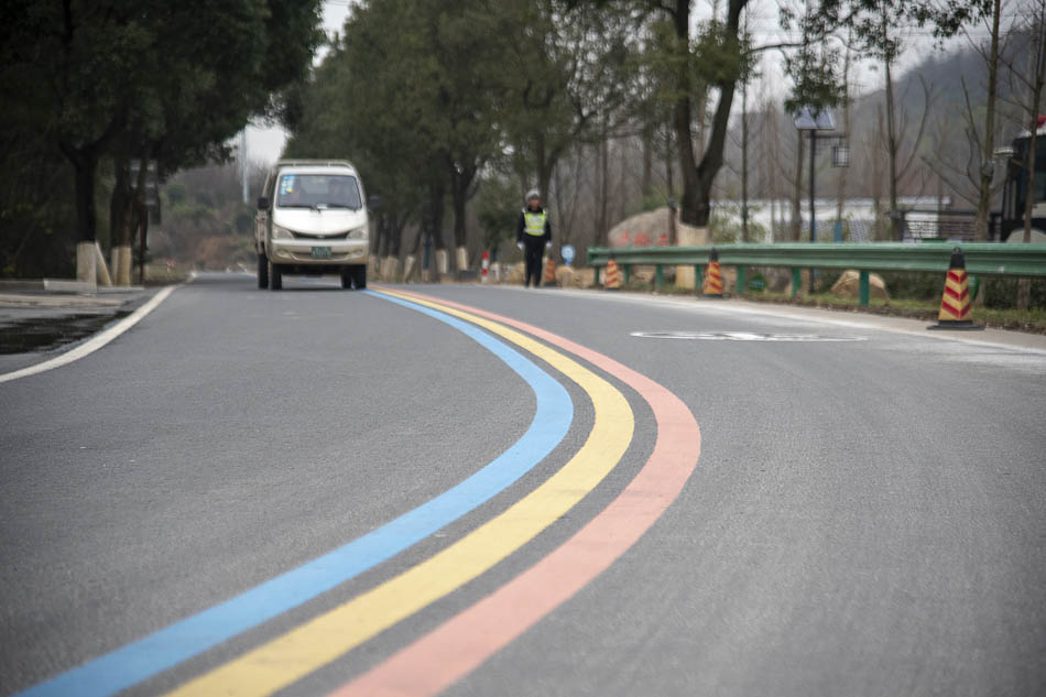 16日,江苏省常州市,溧阳"1号公路"柏油路面中间划有红,黄,蓝三色标线