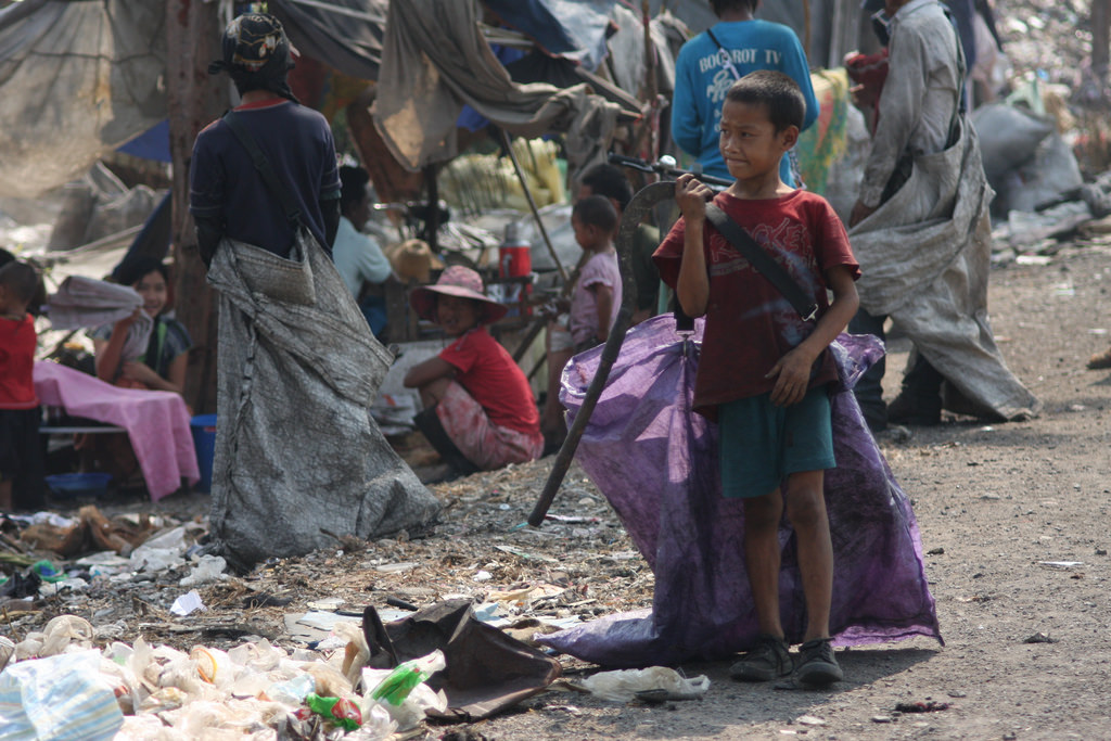原創
            緬泰難民垃圾場：孩子在垃圾場里扒食物，大人打工僅能拿一半薪水 旅遊 第11張