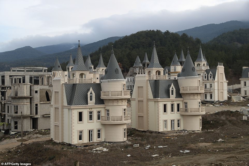 土耳其732栋哥特式城堡别墅空置,开发商已