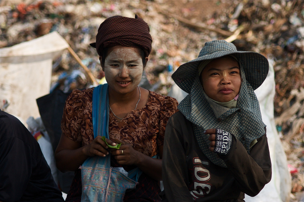 原創
            緬泰難民垃圾場：孩子在垃圾場里扒食物，大人打工僅能拿一半薪水 未分類 第6張
