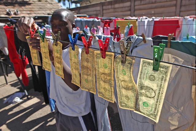 津巴布韦钞票不如纸,油价世界最高,关键时刻,人民币在