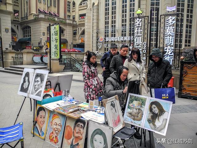 艺术家街头摆地摊画像,成城市街头的一道文化景观