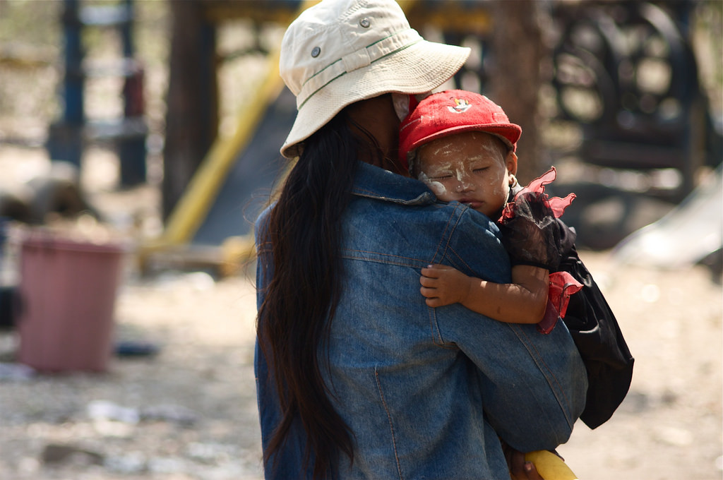 原創
            緬泰難民垃圾場：孩子在垃圾場里扒食物，大人打工僅能拿一半薪水 旅遊 第1張