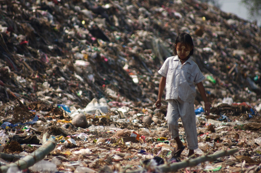 原創
            緬泰難民垃圾場：孩子在垃圾場里扒食物，大人打工僅能拿一半薪水 旅遊 第3張