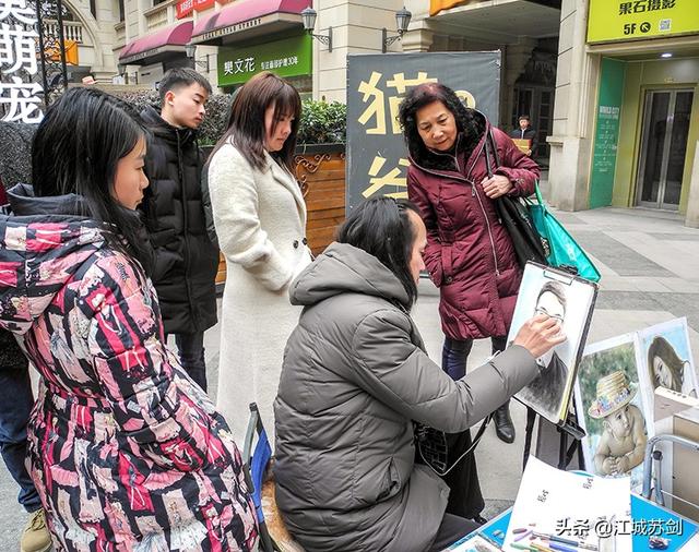 艺术家街头摆地摊画像,成城市街头的一道文化景观