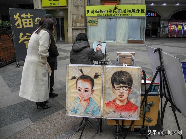 艺术家街头摆地摊画像,成城市街头的一道文化景观