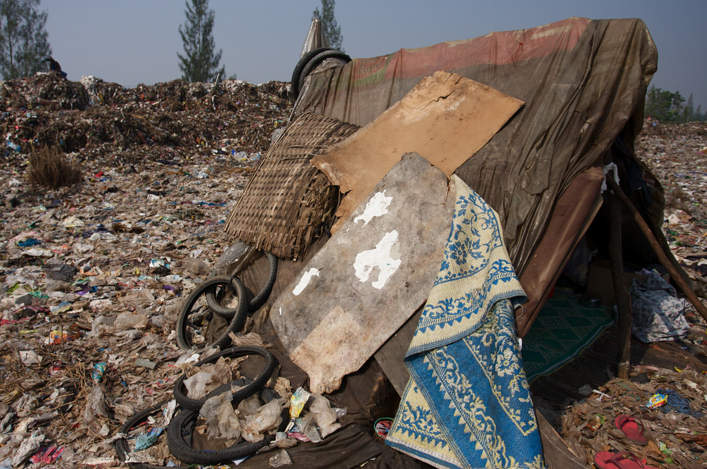 原創
            緬泰難民垃圾場：孩子在垃圾場里扒食物，大人打工僅能拿一半薪水 旅遊 第9張