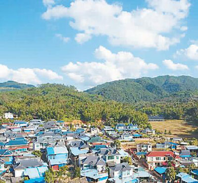 孟连县勐马镇腊福村村民走在村道上.