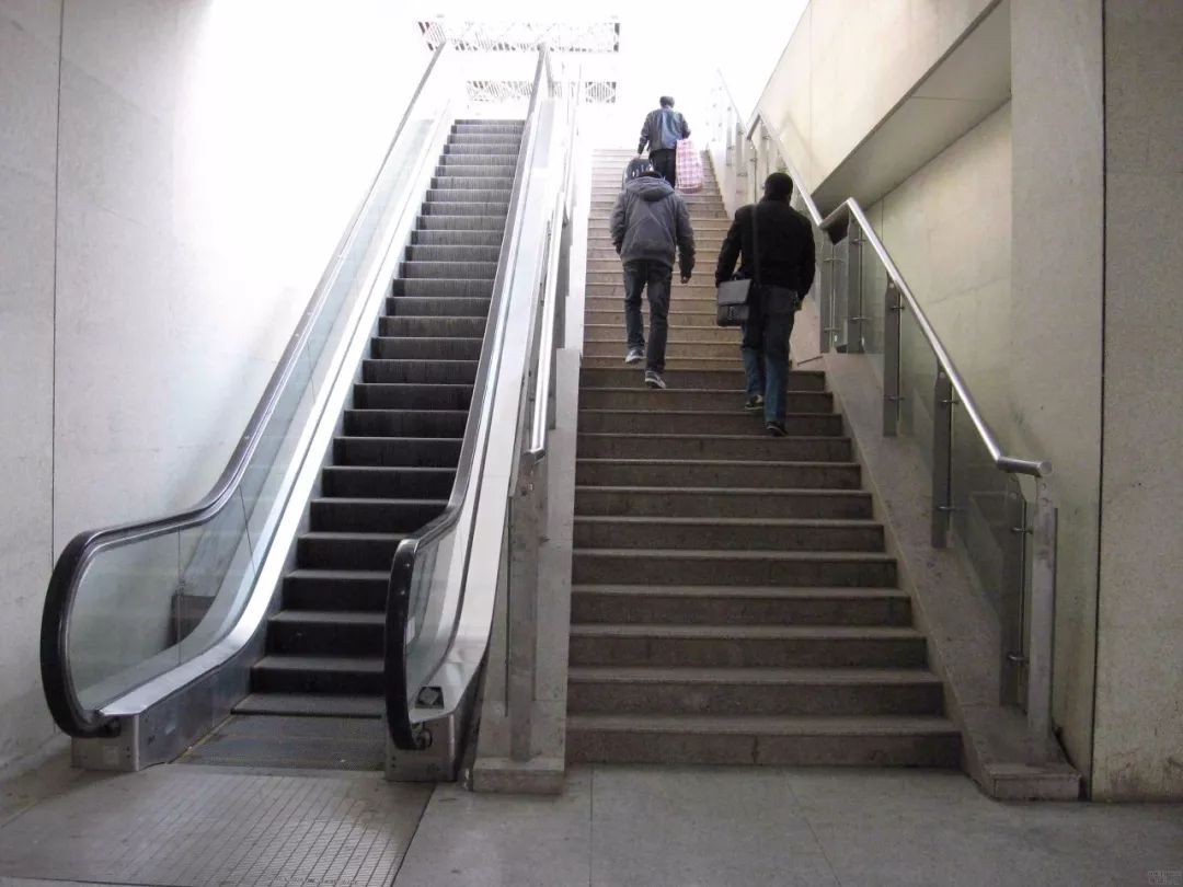 利川火车站站房改造升级和车站扶手电梯项目新闻中说到:州铁路办将