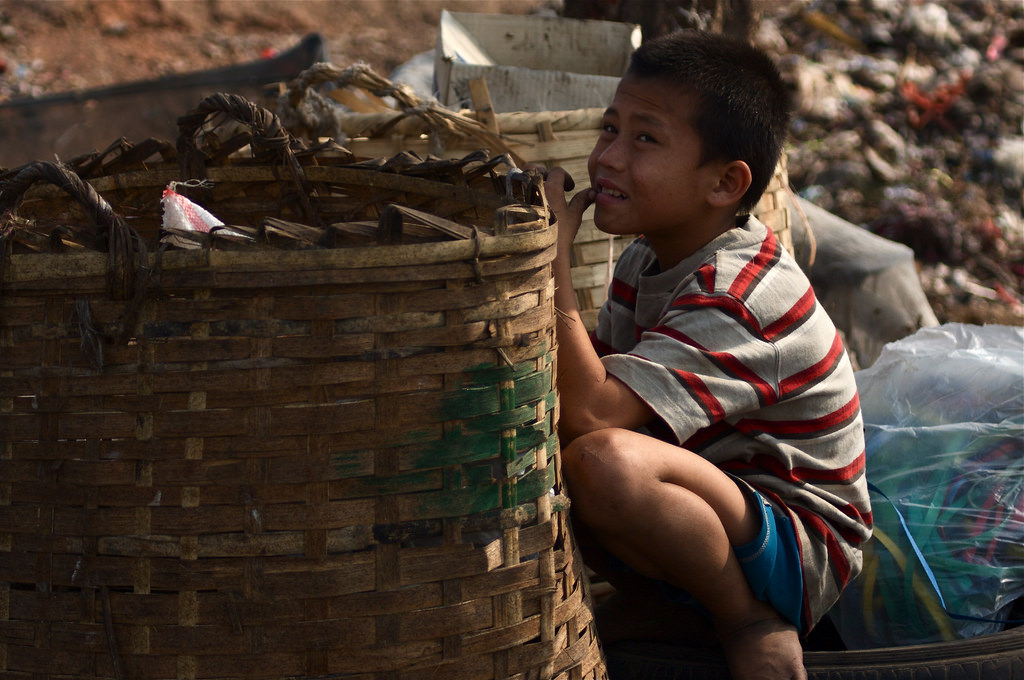原創
            緬泰難民垃圾場：孩子在垃圾場里扒食物，大人打工僅能拿一半薪水 旅遊 第4張