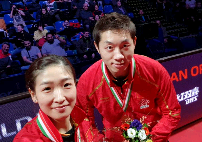 许昕和刘诗雯开心玩自拍,有望成就三冠王,霸气表态剑指世乒赛