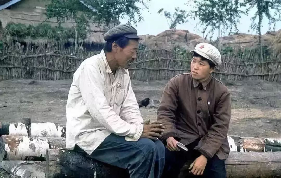 1968年,知青在北大荒,与当地农民谈心接受再教育.