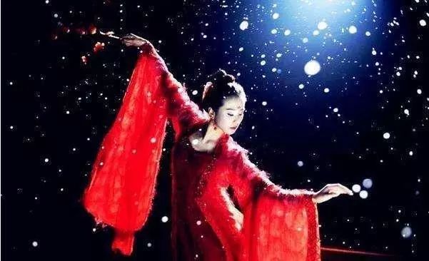 原創
            女星穿薄紗紅衣古裝，南笙似西域公主，劉詩詩美如仙女下凡！ 娛樂 第4張