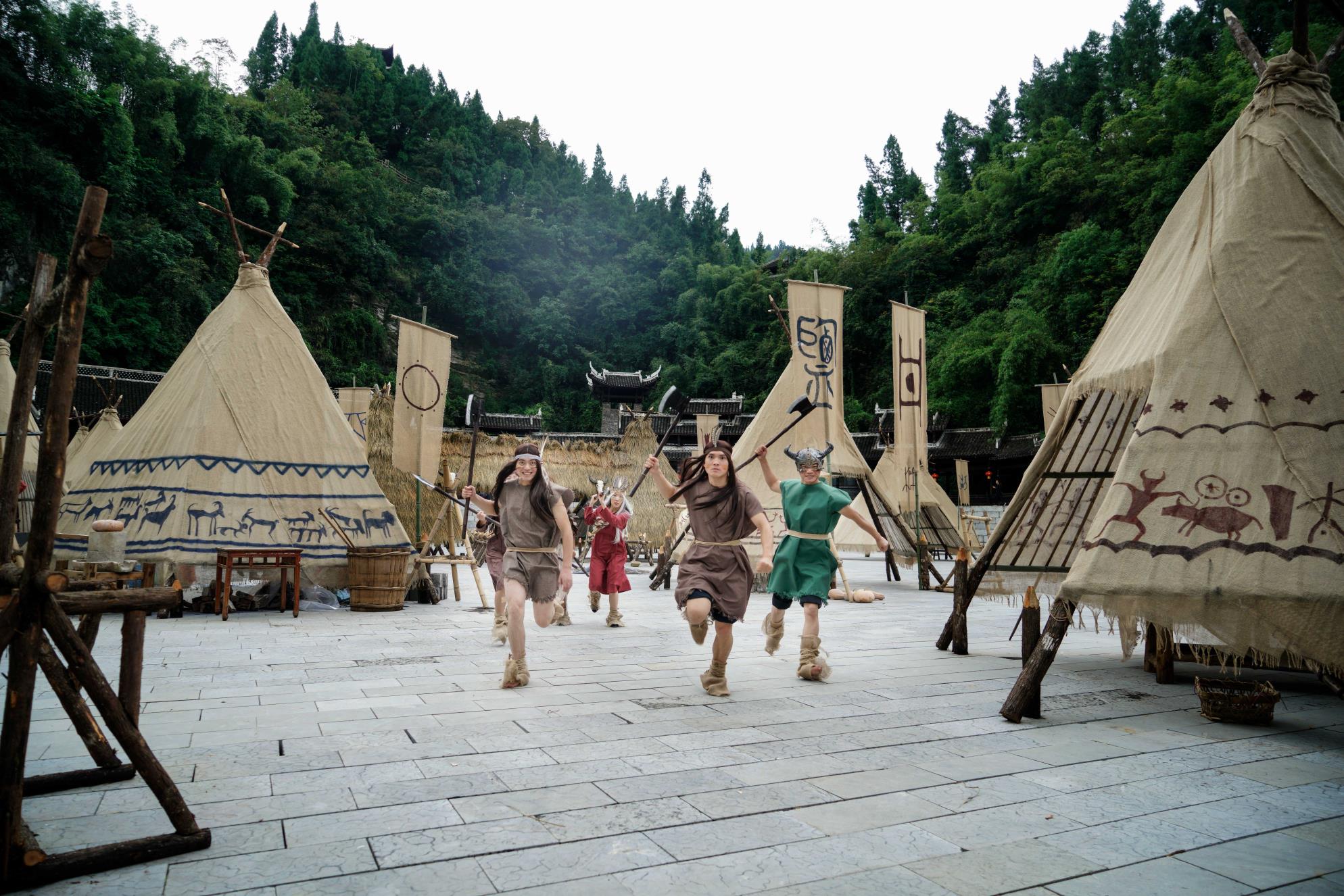 最大的苗族传统建筑群,主要建筑包括标志门楼,九道门,九黎宫,九黎部落