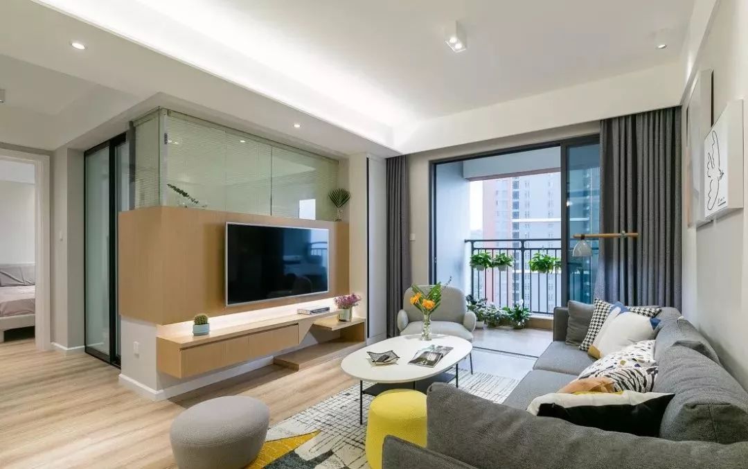 客厅采用二段式设计电视墙,利用l型转角清玻与玻璃推拉门,视觉开阔