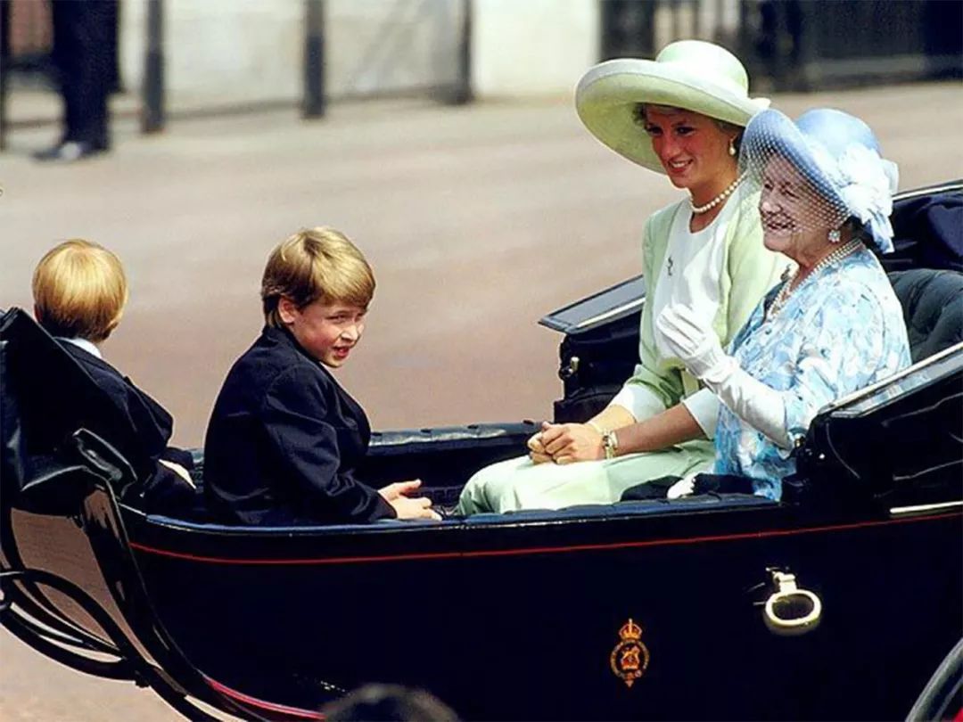 原創
            差別大：卡米拉和女王同乘專車，當年戴安娜坐馬車只有王太后陪伴 娛樂 第7張