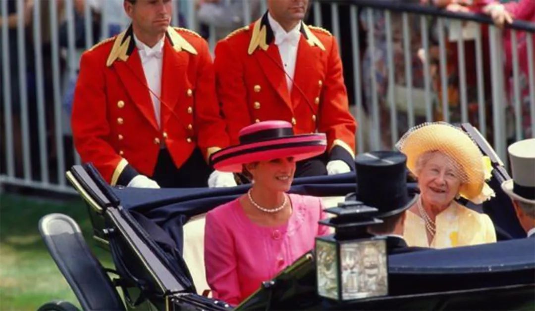原創
            差別大：卡米拉和女王同乘專車，當年戴安娜坐馬車只有王太后陪伴 娛樂 第5張