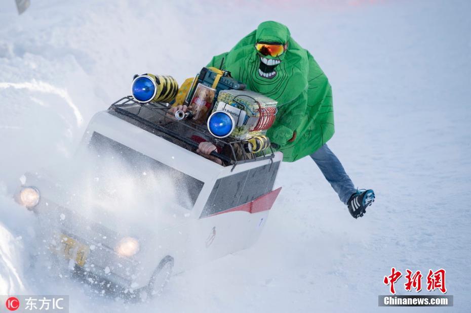 瑞士举办浴盆滑雪比赛 民众身着奇装异服搞笑竞速