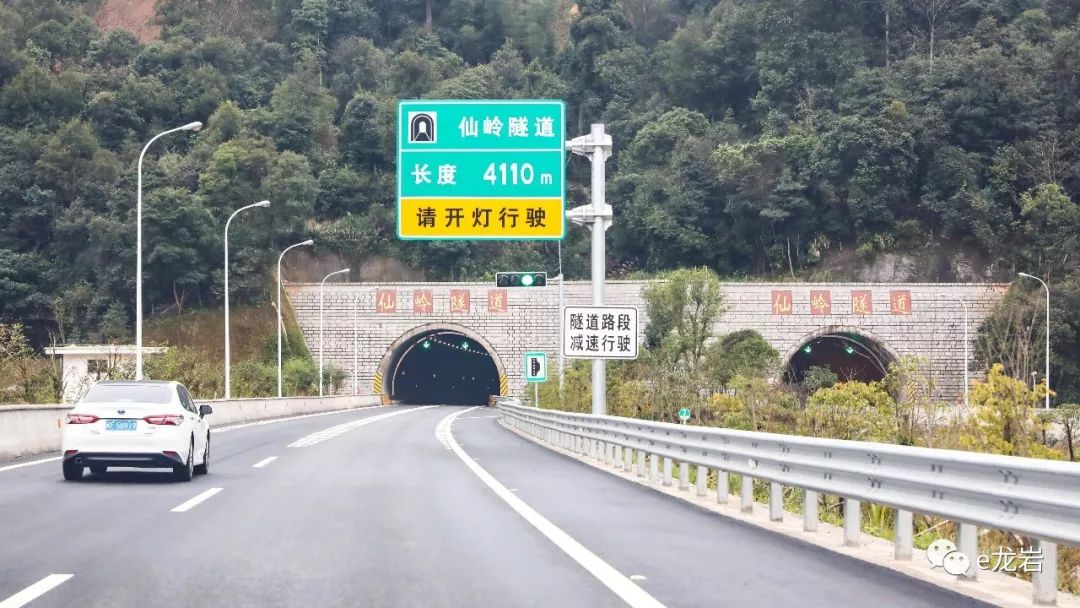 出了仙岭隧道,抵达漳州,高速通往奎洋,和溪方向.