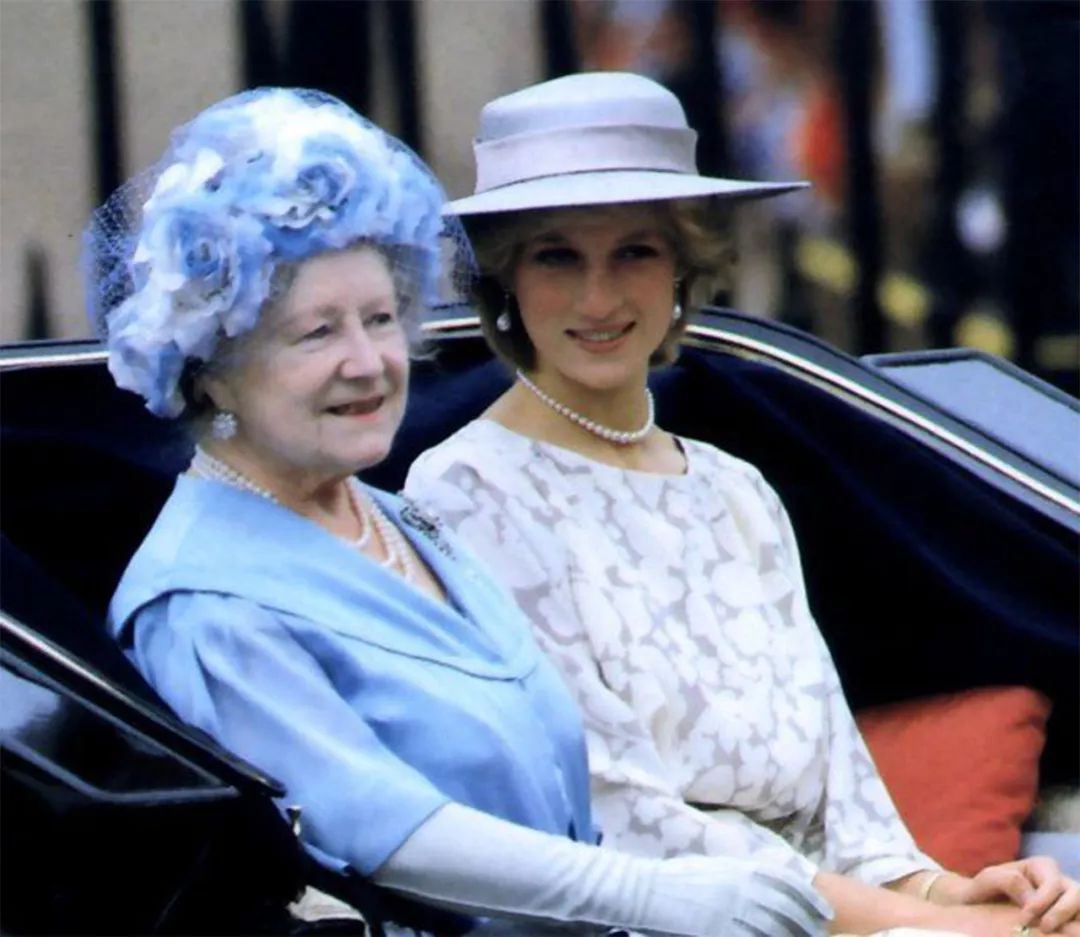 原創
            差別大：卡米拉和女王同乘專車，當年戴安娜坐馬車只有王太后陪伴 娛樂 第6張