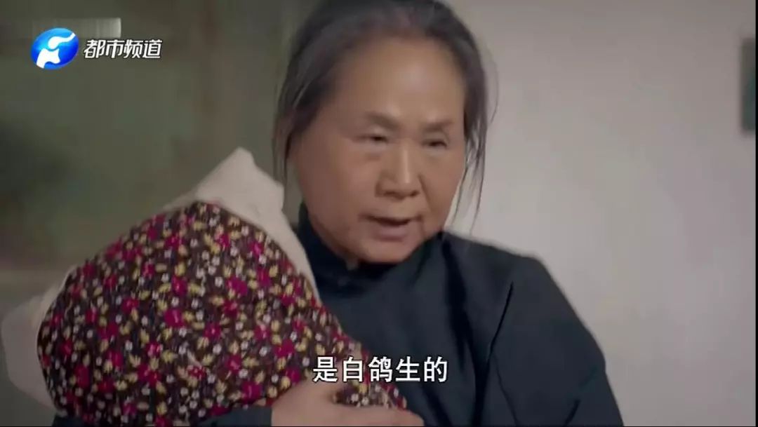 众人惊呆,接生婆眼神