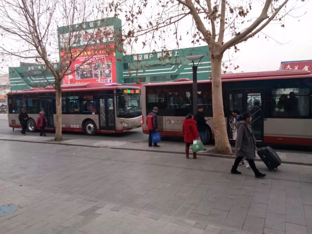 公交春节期间,人群密集今天在宝坻南关大街劝宝超市附近以及在劝宝