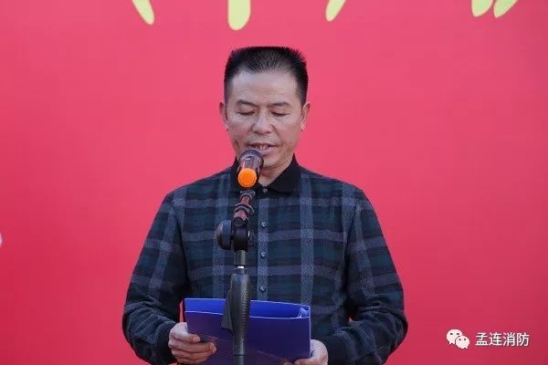 大队长龙明伟宣读了授予消防救援衔命令,副中队长顾永兴带领全体救援