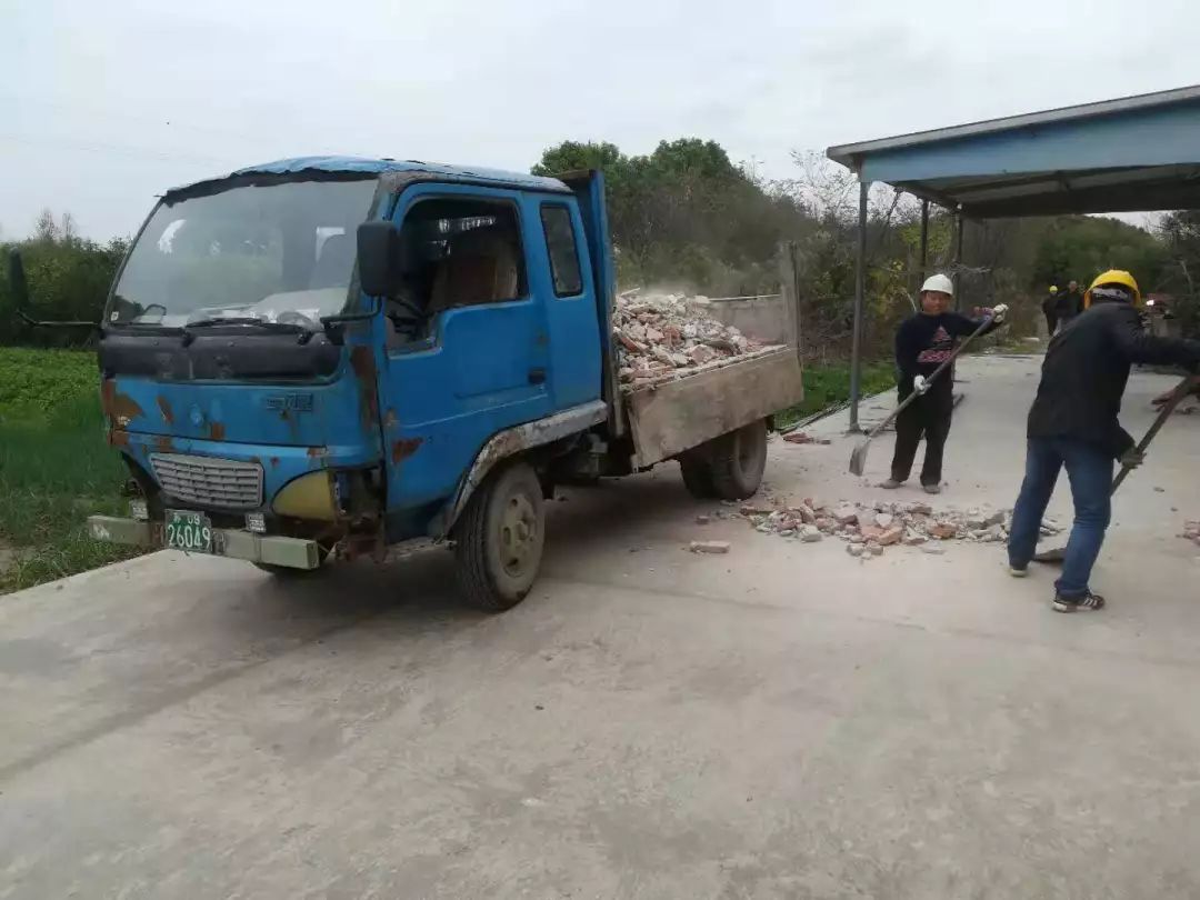 人工清运建筑垃圾 徐虎村