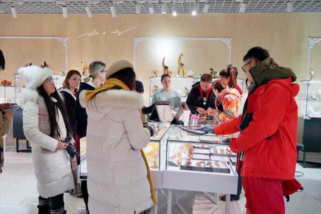 实拍中国游客在俄罗斯疯狂采购琥珀蜜蜡,花了