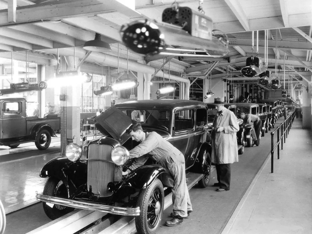 福特汽车公司早期的一条装配线(an early ford motor company