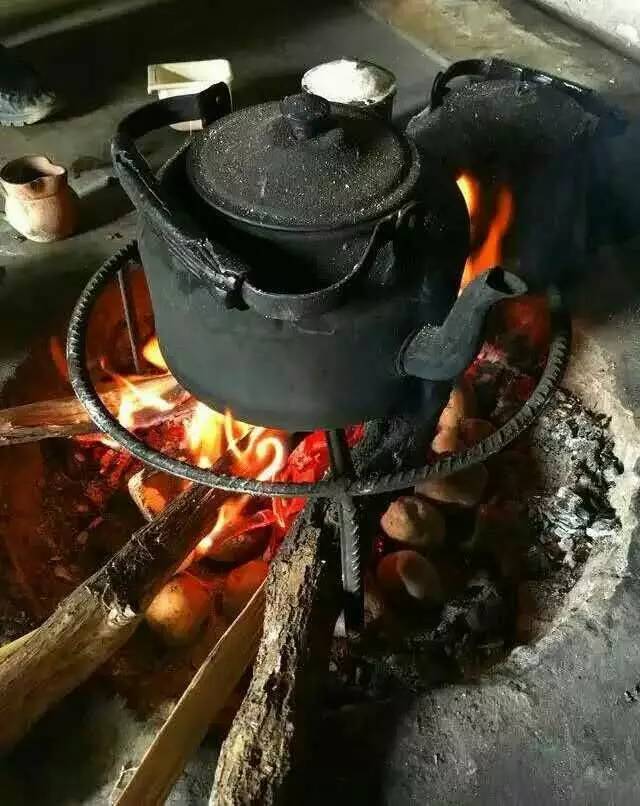 云南农村老家的柴火饭难忘的味道一缕柴火饭香牵引游子归家