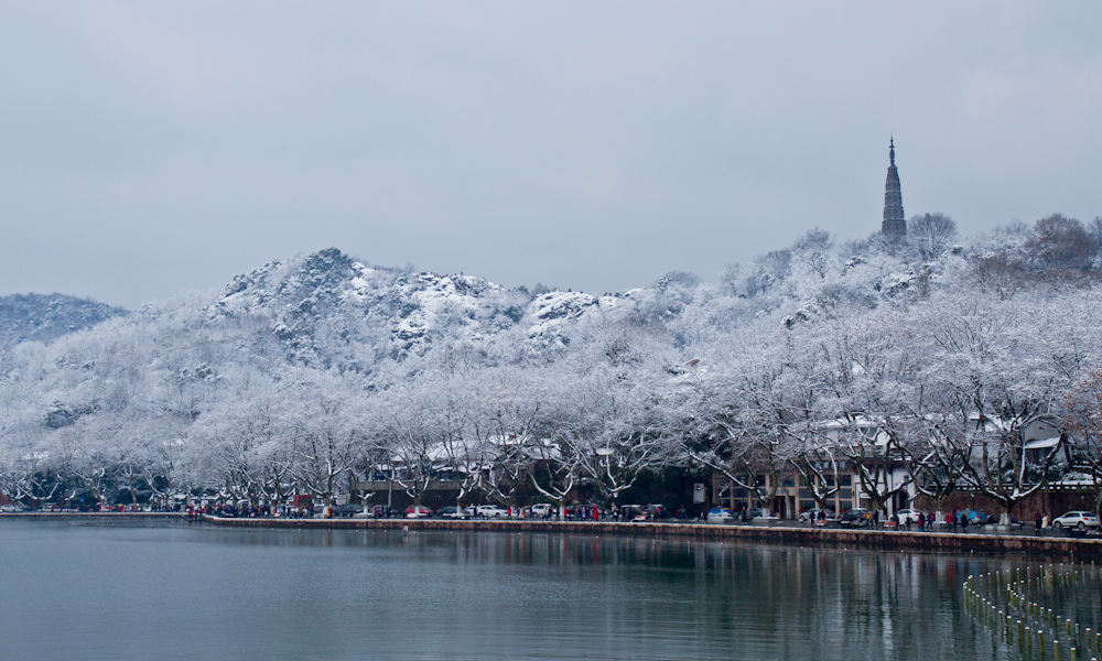 照 《平凉玄鹤楼冬日》许正阳 甘肃平凉 《雪后的杭州保俶塔》牟永荣