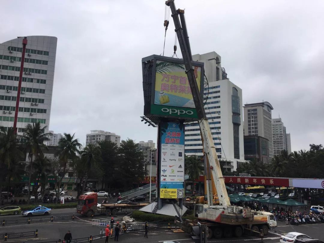 "霸道"20年,海秀东路巨型广告牌拆了_海口市