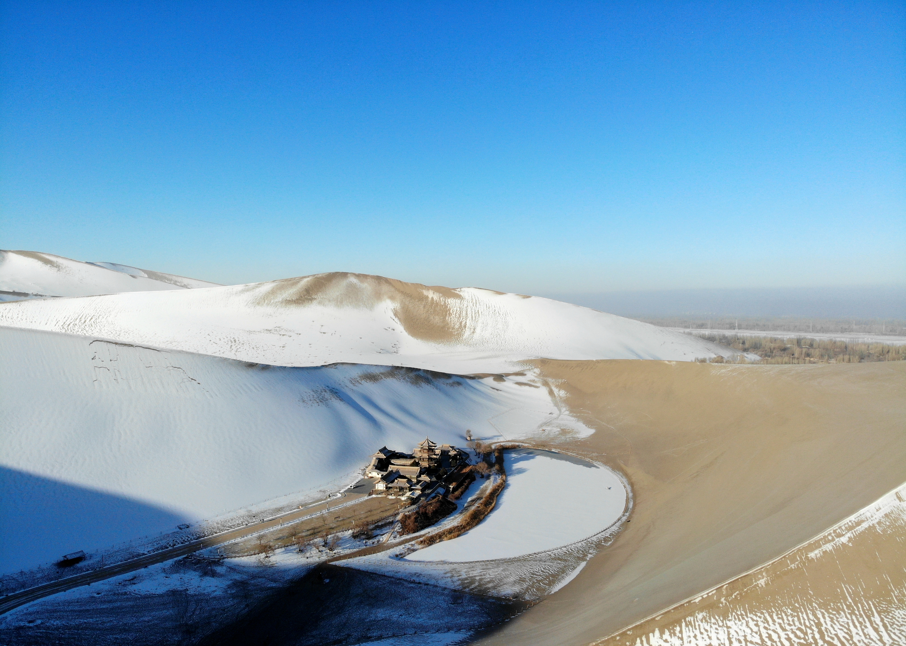 大漠雪景_月牙泉