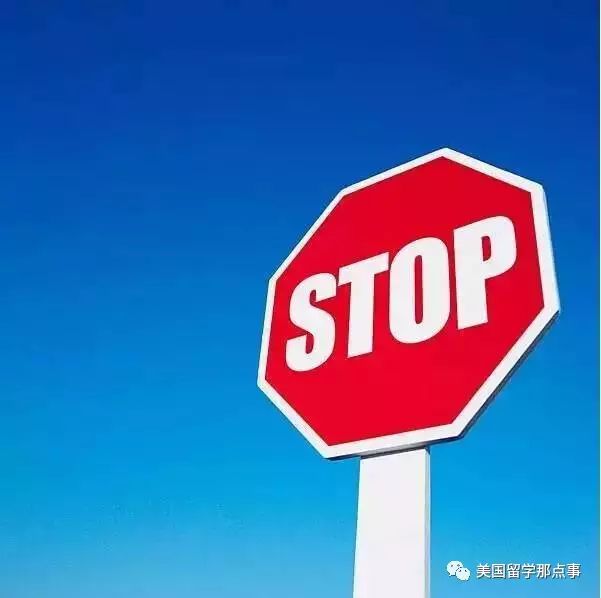 任何时候看到八角形红色"stop"标志,都必须完全停车3秒.